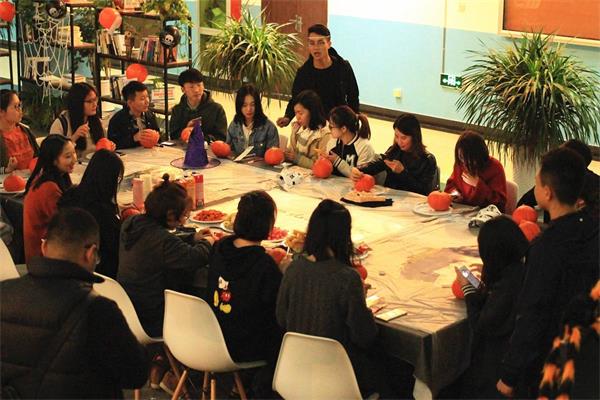 西北政法大学国际教育学院举办万圣节手工艺术活动