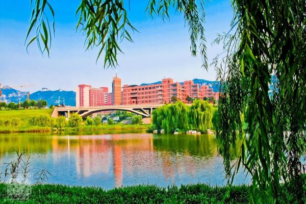 山东大学兴隆山校区天工湖.jpg